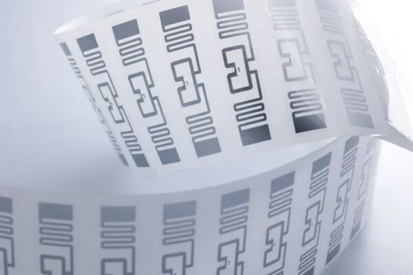 アクセス制御: RFID と生体認証